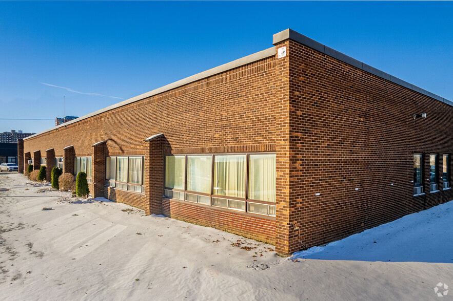 605-607 Rue Deslauriers, Saint-Laurent, QC for rent - Building Photo - Image 1 of 3