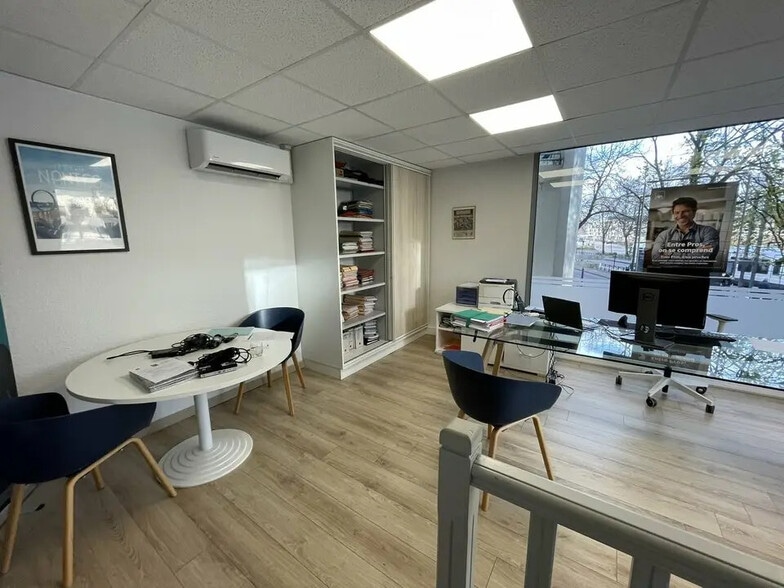 Retail in Nantes to rent - Building Photo - Image 2 of 8