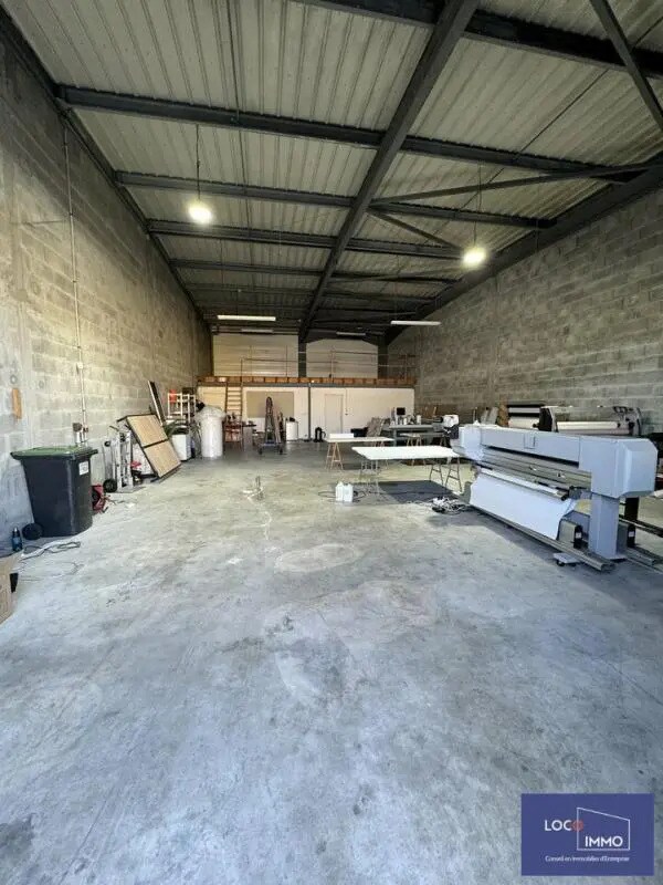 Location Local d'activités 244 m² - Photo 1