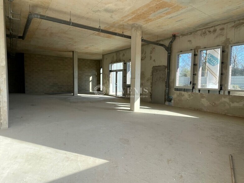 Retail in Serris to rent - Interior Photo - Image 2 of 7