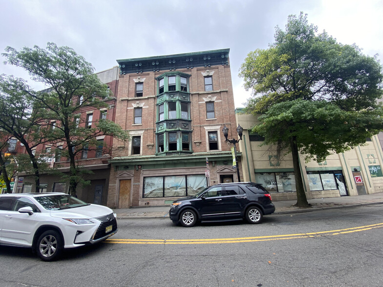 712-714 Bergen Ave, Jersey City, NJ for rent - Building Photo - Image 1 of 3