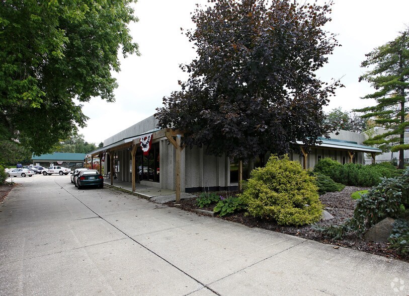 8228 Mayfield Rd, Chesterland, OH for rent - Primary Photo - Image 1 of 6