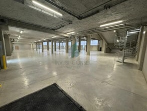 Light Industrial in Tremblay-en-France to rent Interior Photo- Image 2 of 12