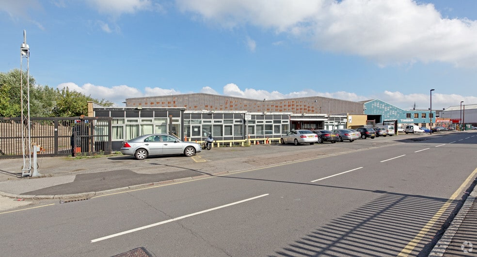 56 Lockfield Ave, Enfield to rent - Building Photo - Image 2 of 2