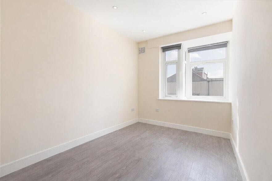 19A Rowan Rd, London for sale - Interior Photo - Image 3 of 10