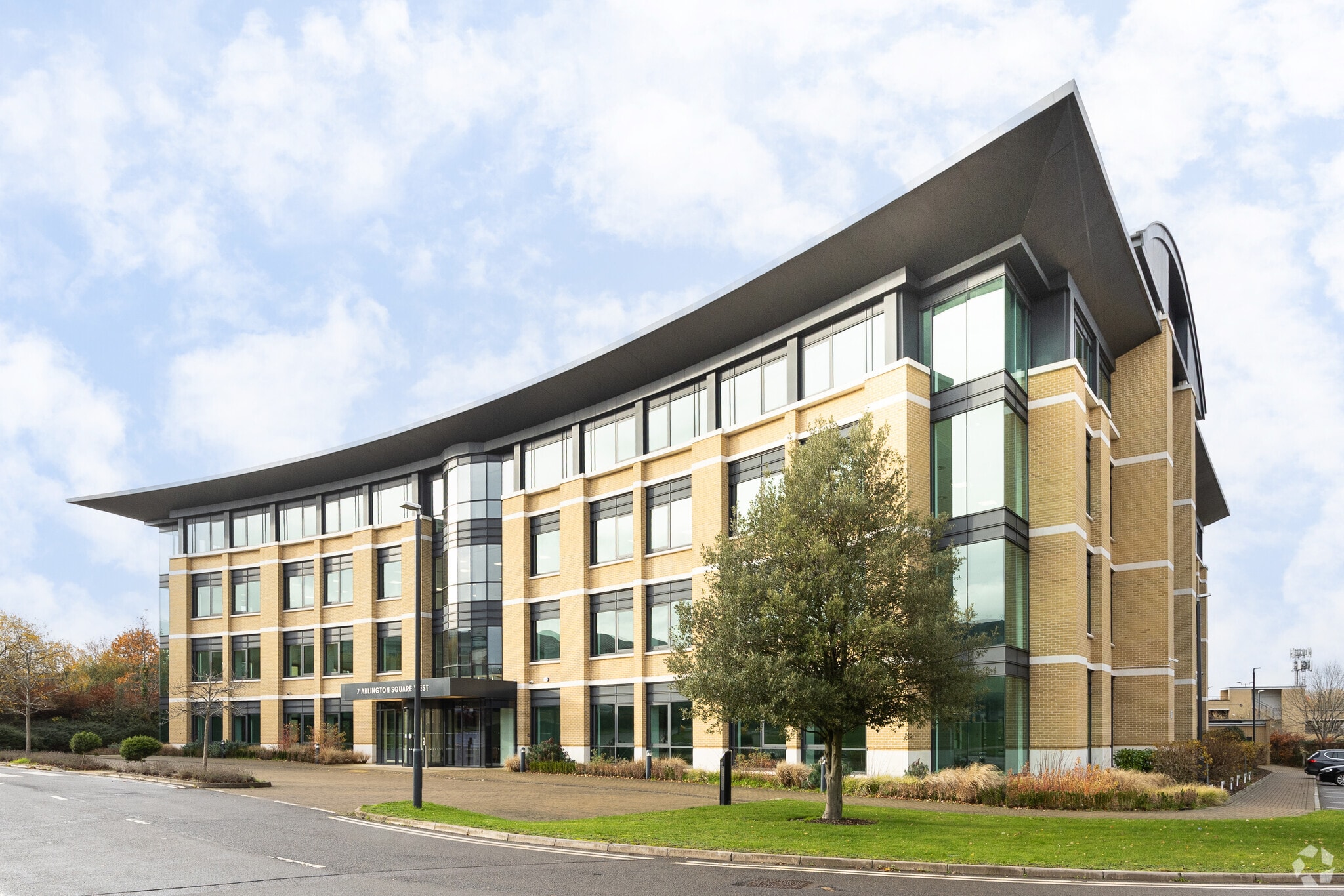 7 Arlington Square West, Bracknell to rent Primary Photo- Image 1 of 3