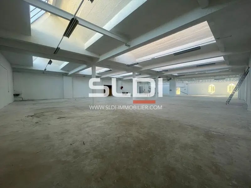 Location Local d'activités 2 400 m² - Photo 1