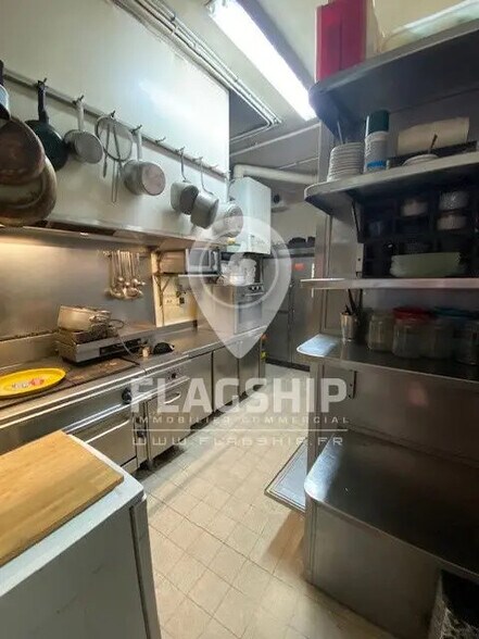 Retail in Paris to rent - Interior Photo - Image 3 of 7