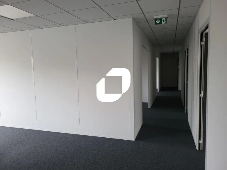 Office in Loos to rent - Interior Photo - Image 3 of 7