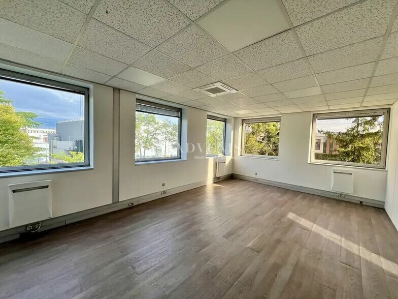 Office in Pontoise to rent - Interior Photo - Image 2 of 9