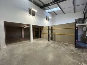 Hewell Rd, Redditch to rent Interior Photo- Image 1 of 3