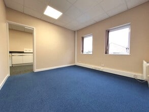 Alvescot Rd, Carterton to rent Interior Photo- Image 1 of 3