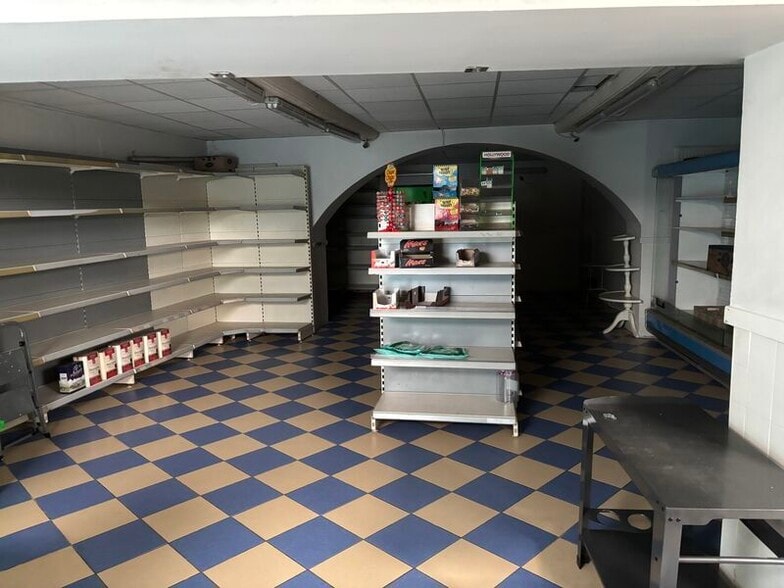 Retail in Albigny-sur-Saône for sale - Interior Photo - Image 2 of 7