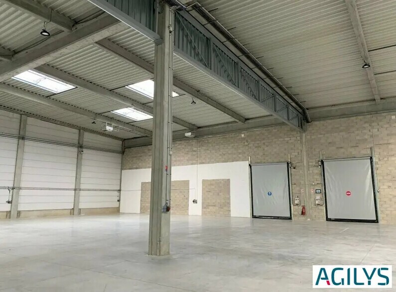 Light Industrial in Lieusaint to rent - Interior Photo - Image 2 of 12