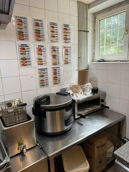Retail in Noisy Le Grand to rent - Interior Photo - Image 2 of 10