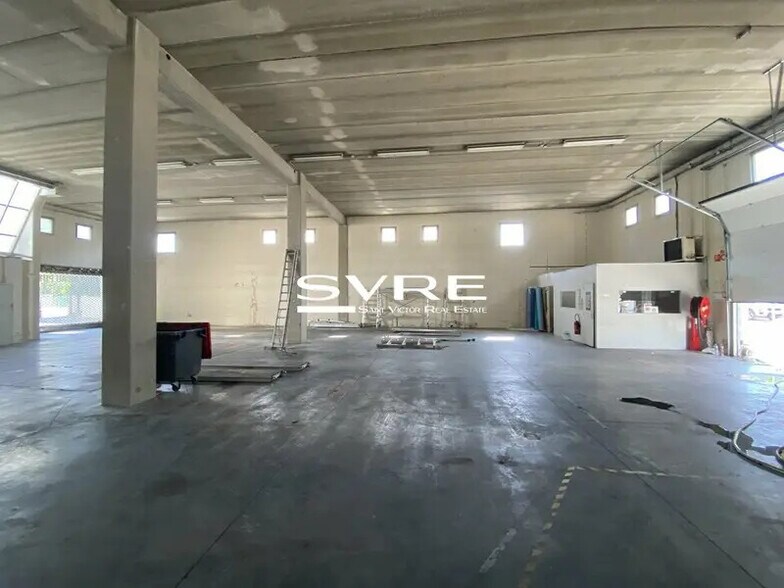 Retail in Aubagne to rent - Interior Photo - Image 2 of 3