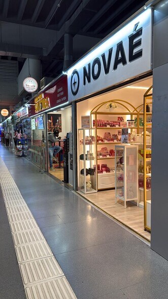 Retail in Madrid, Madrid to rent - Building Photo - Image 2 of 6