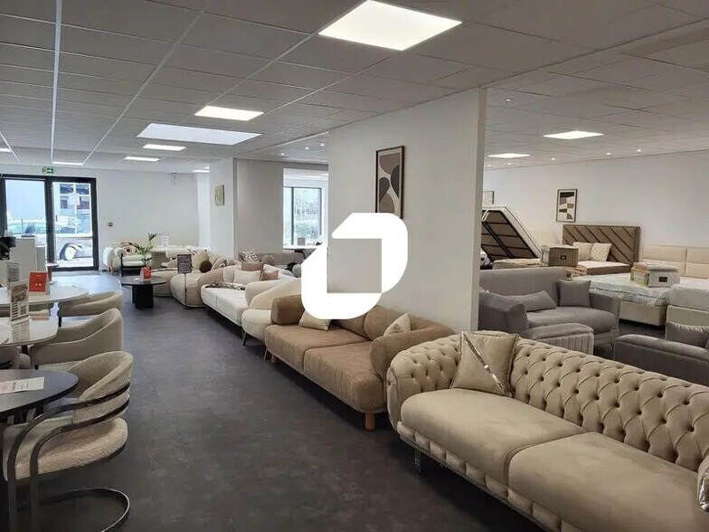 Retail in Mérignac to rent - Interior Photo - Image 2 of 7
