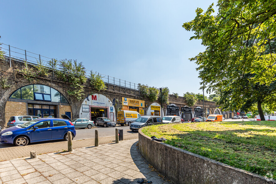 Portslade Rd, London for rent - Building Photo - Image 1 of 13