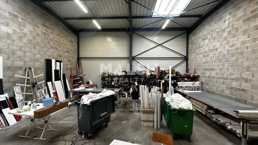 Light Industrial in Cailloux-sur-Fontaines to rent - Interior Photo - Image 3 of 7