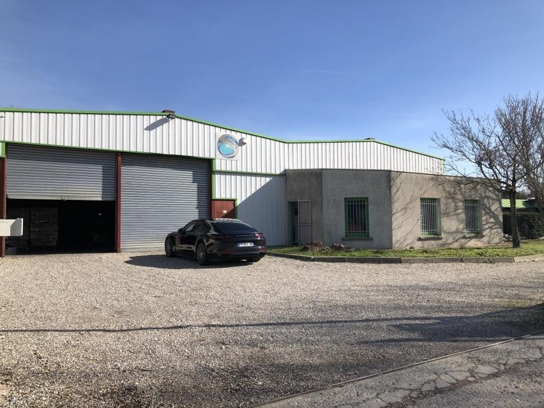 Light Industrial in Saint-Laurent-de-Mure to rent - Building Photo - Image 1 of 13