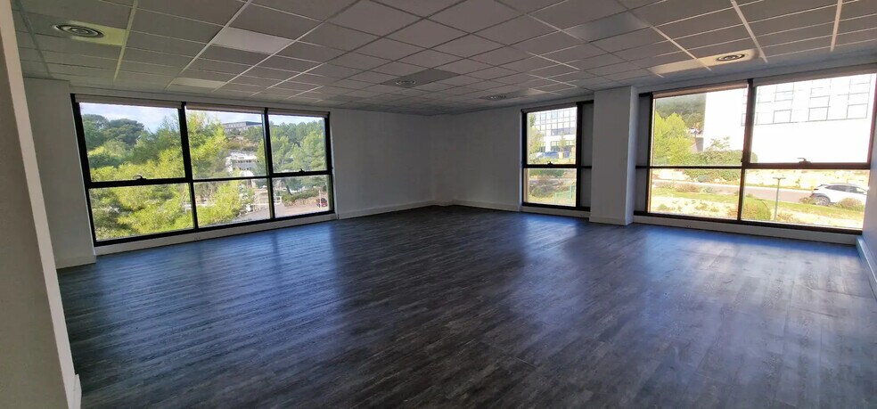 Office in La Ciotat to rent - Building Photo - Image 2 of 5