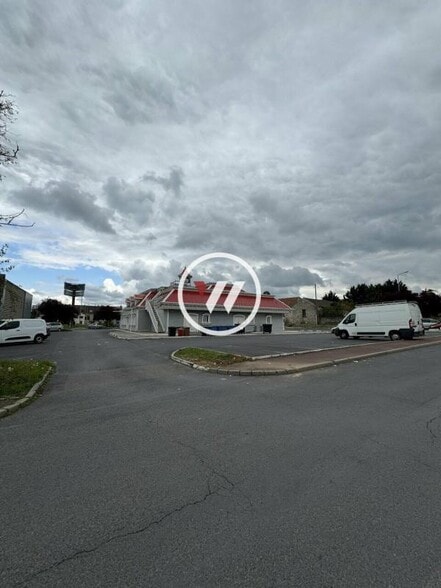 Retail in Pierrelaye to rent - Building Photo - Image 2 of 12