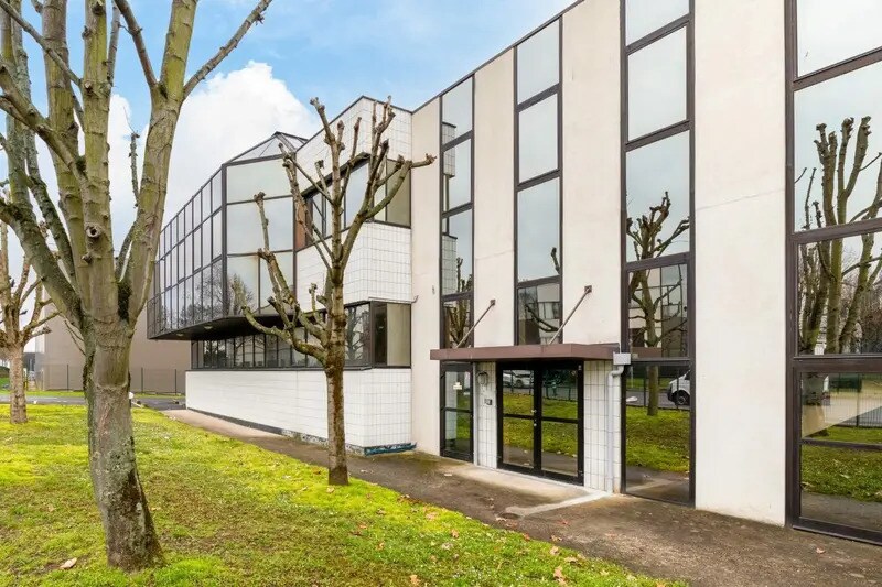 Light Industrial in Nanterre to rent - Building Photo - Image 2 of 12