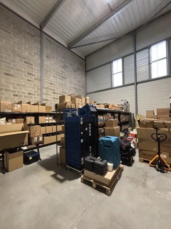 Light Industrial in Feucherolles to rent Interior Photo- Image 1 of 9