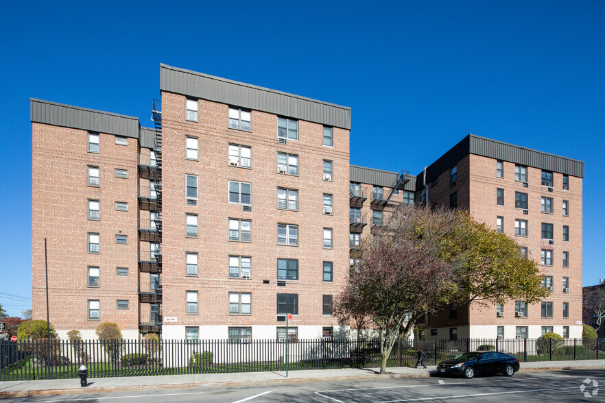 2010 Seagirt Blvd, Far Rockaway, NY for rent - Primary Photo - Image 1 of 25