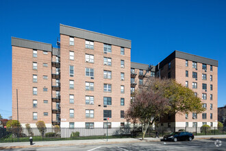 2010 Seagirt Blvd, Far Rockaway, NY for rent Primary Photo- Image 1 of 26