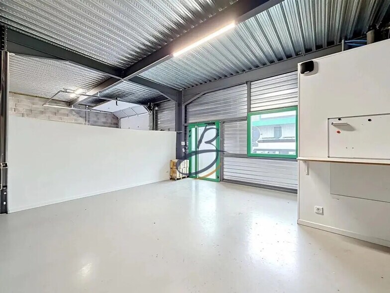 Light Industrial in Tignieu-Jameyzieu to rent - Building Photo - Image 3 of 8