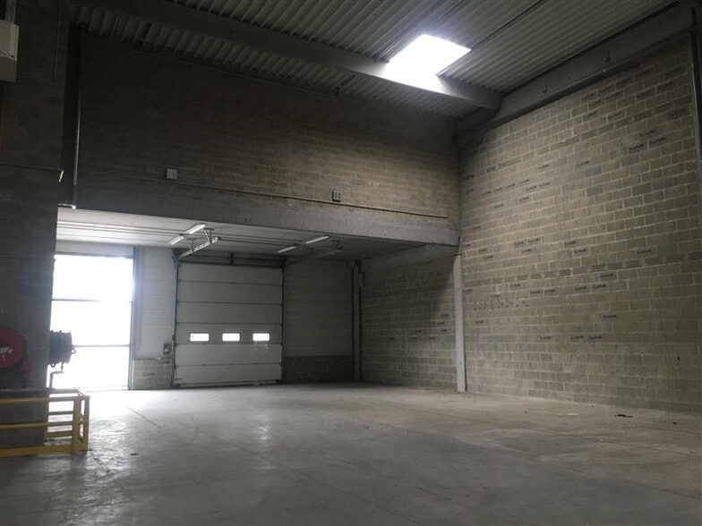 Light Industrial in Élancourt to rent - Interior Photo - Image 3 of 7