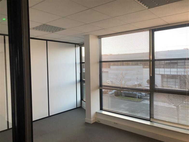 Light Industrial in Élancourt to rent - Interior Photo - Image 3 of 4