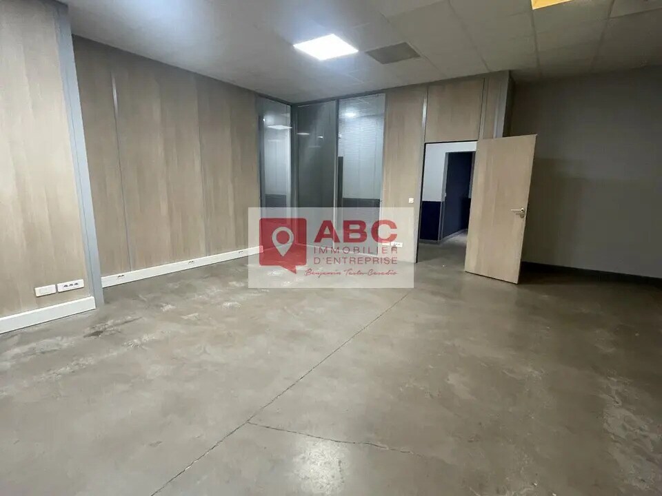 Location Bureaux 880 m² - Photo 1