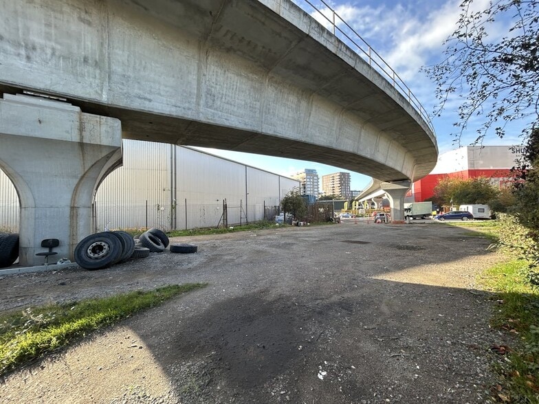 Oriental Way, London to rent - Building Photo - Image 2 of 3