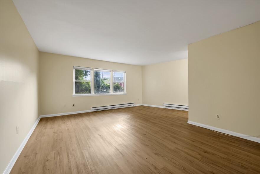 3908 Little Neck Pky, Douglaston, NY for rent - Building Photo - Image 1 of 14