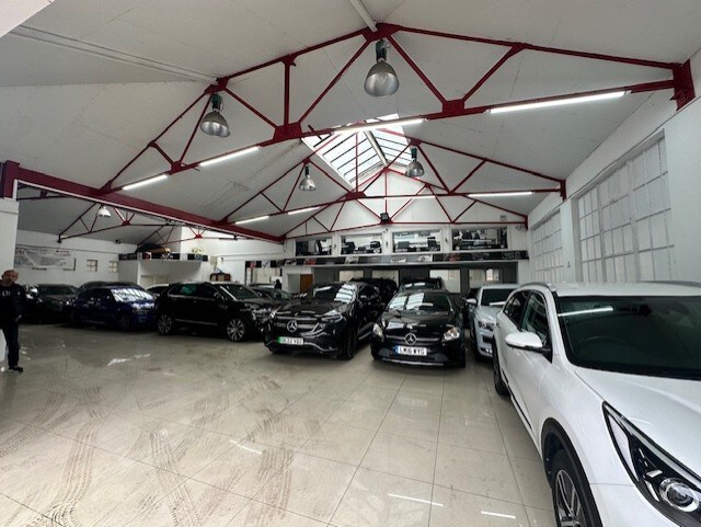 172-174 Brent Cres, London to rent Interior Photo- Image 1 of 3