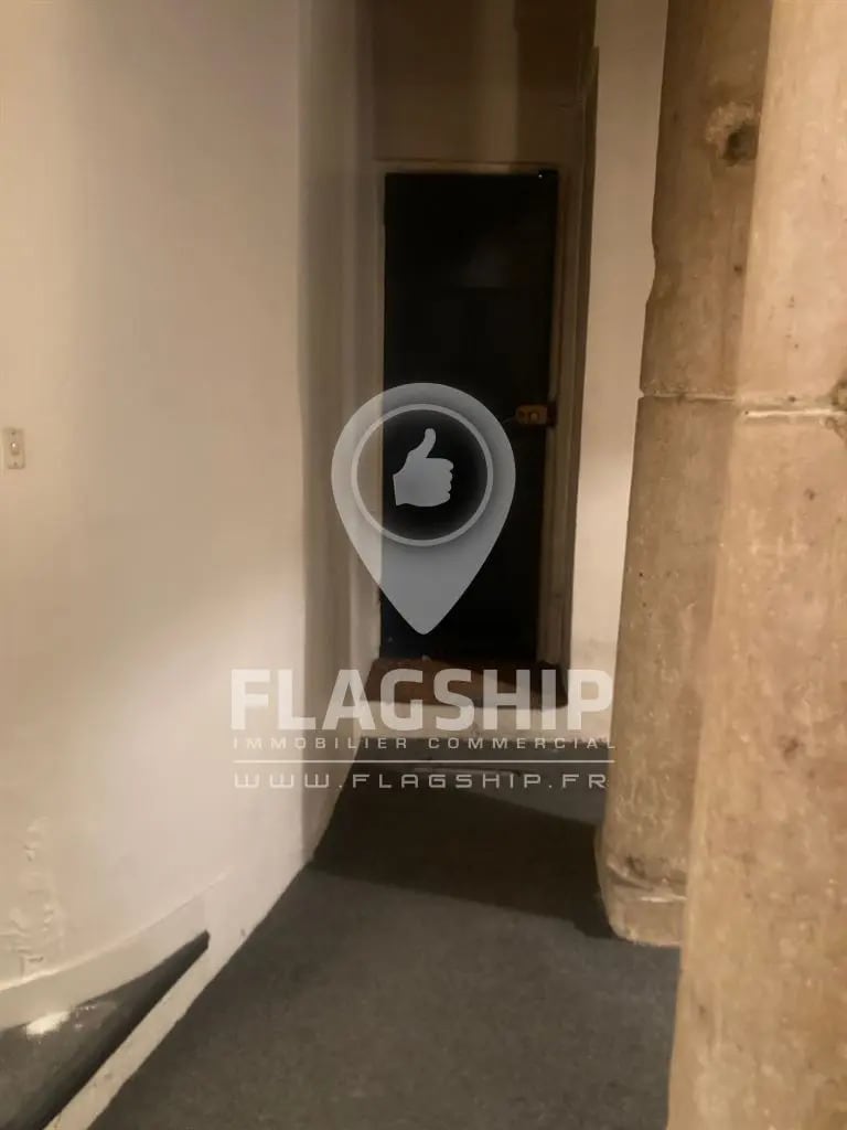 Retail in Paris for sale Interior Photo- Image 1 of 9