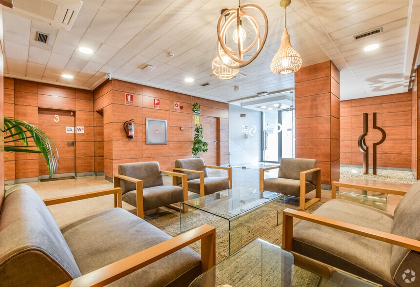Calle Segundo Mata, 6, Pozuelo de Alarcón, Madrid to rent - Building Photo - Image 3 of 14