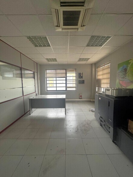 Office / Retail in Azuqueca de Henares, Guadalajara to rent - Interior Photo - Image 2 of 3