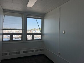 4005 20th Ave W, Seattle, WA to rent Interior Photo- Image 1 of 7