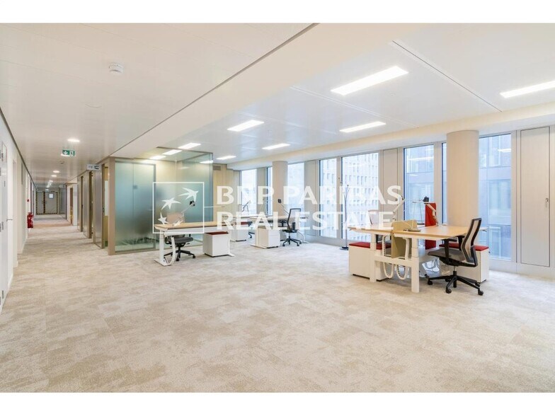 Office in Courbevoie to rent - Building Photo - Image 3 of 17
