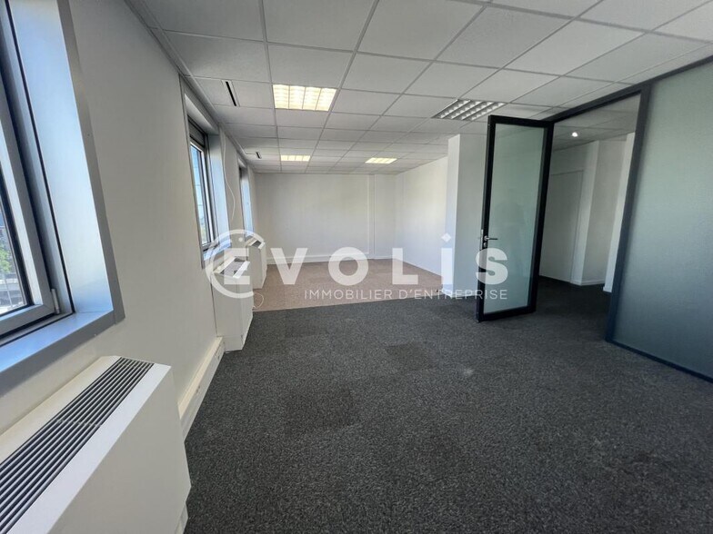 Office in Noisy-le-Grand to rent - Interior Photo - Image 2 of 8