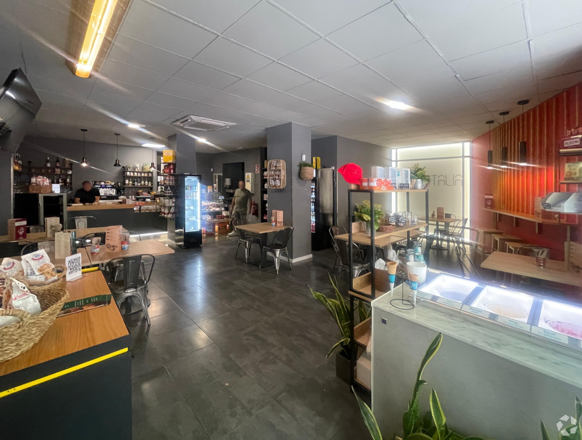 Retail in Madrid, Madrid to rent Interior Photo- Image 1 of 3