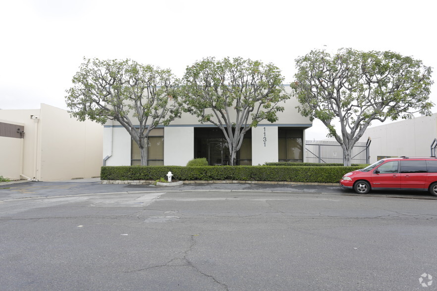 1131 Wakeham Ave, Santa Ana, CA for rent - Building Photo - Image 2 of 4