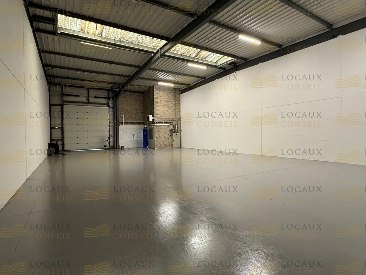 Light Industrial in Éragny to rent Interior Photo- Image 1 of 3