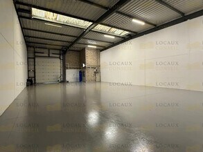 Light Industrial in Éragny to rent Interior Photo- Image 1 of 3