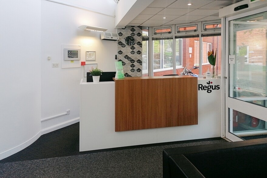 1 Emperor Way, Exeter to rent - Interior Photo - Image 2 of 10