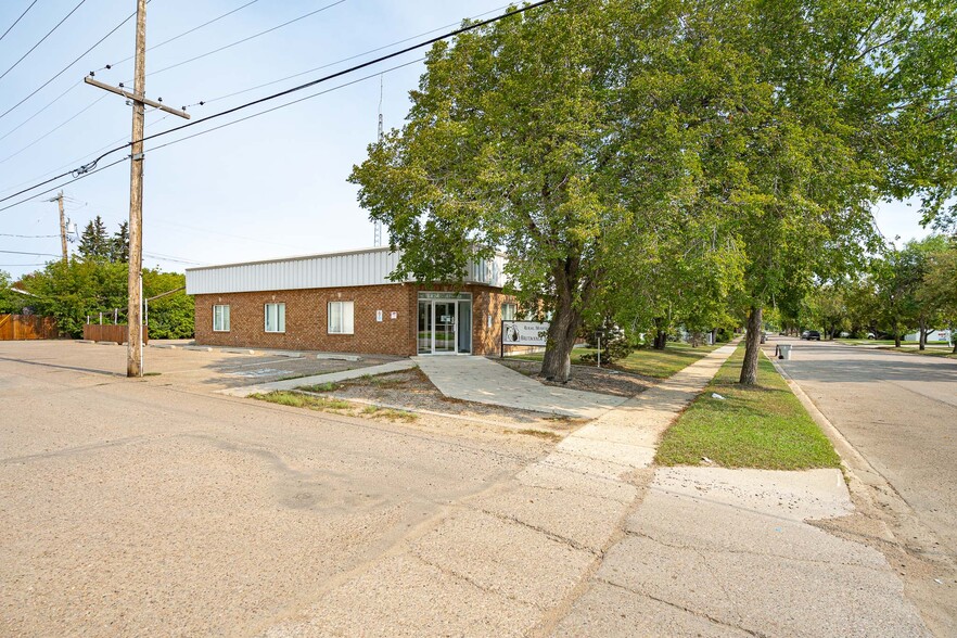 4824 47 St, Lloydminster, SK for sale - Primary Photo - Image 1 of 31